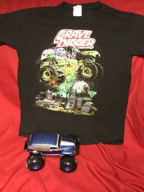 GRAVEDIGGER monster truck and tshirt